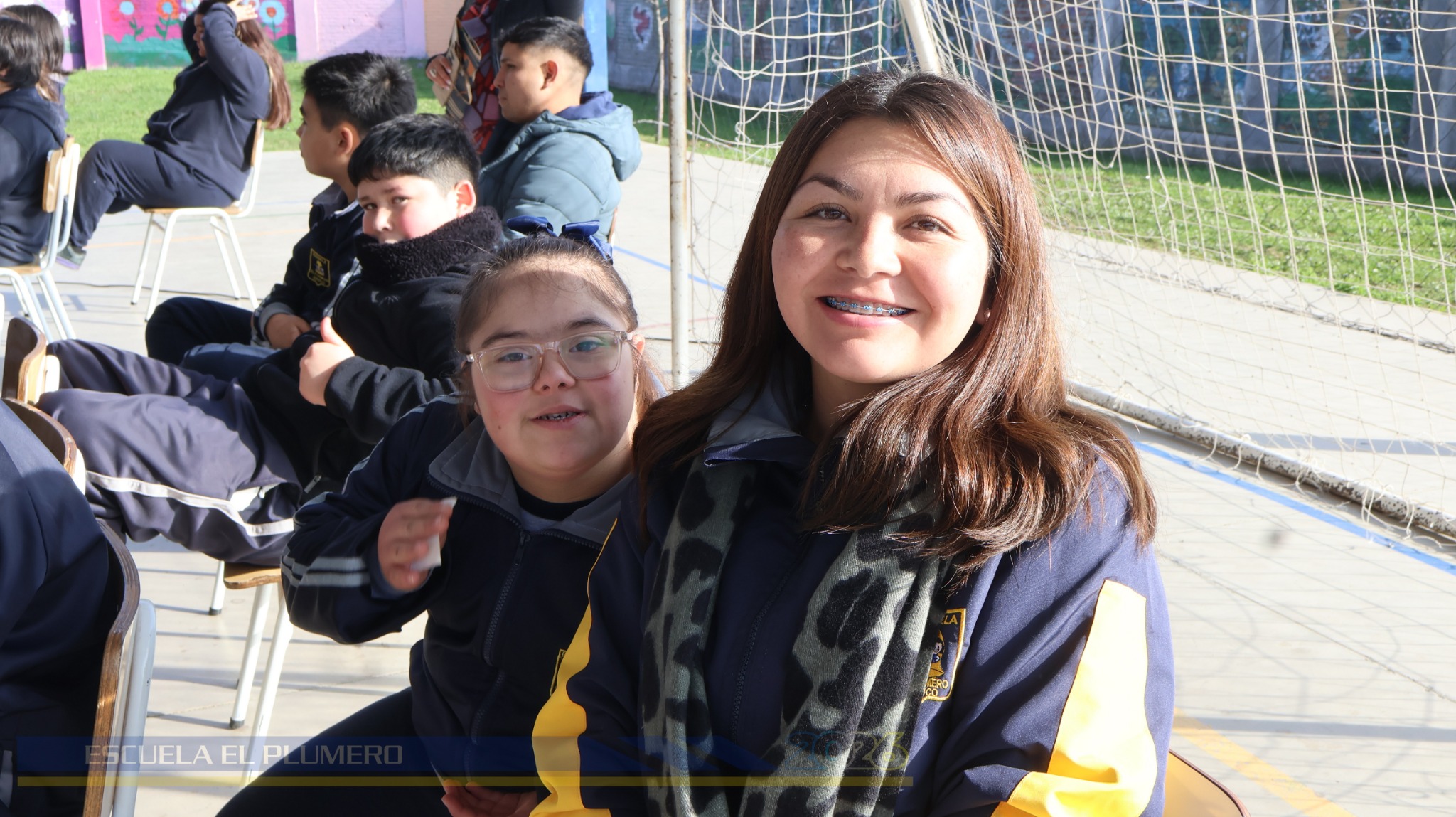 Estudiantes sonriendo en la Escuela El Plumero