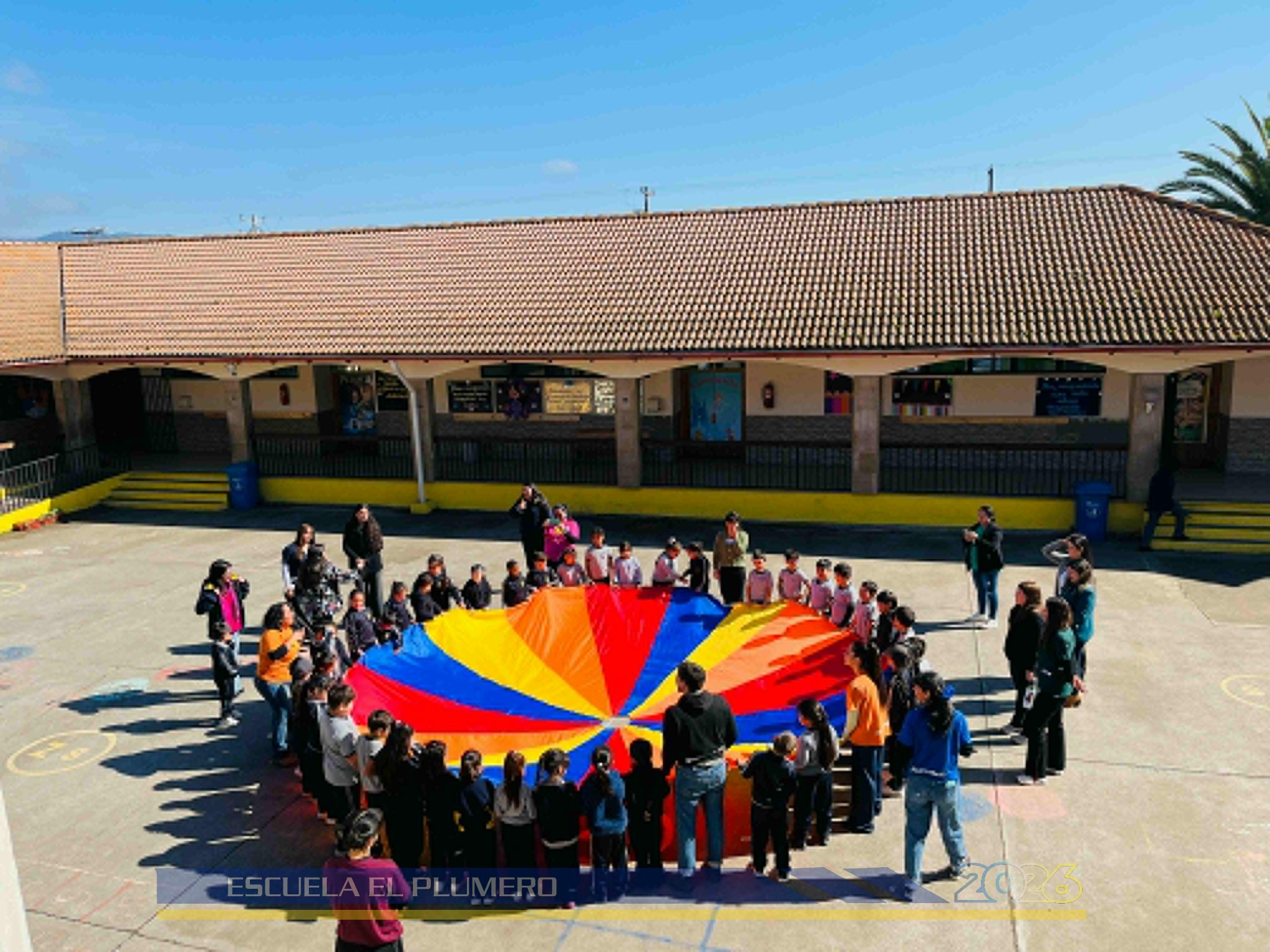 Comunidad escolar en el patio